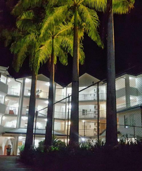 Гостиница Cairns Golden Sands Beachfront Apartments  Йоркейс Кноб